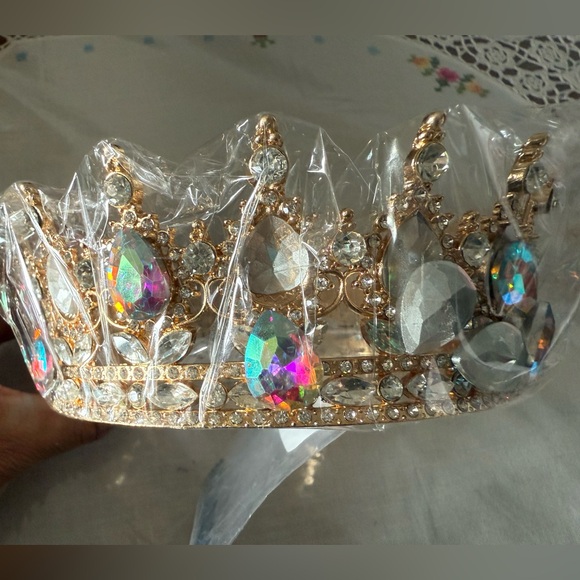 Crown - Picture 6 of 10